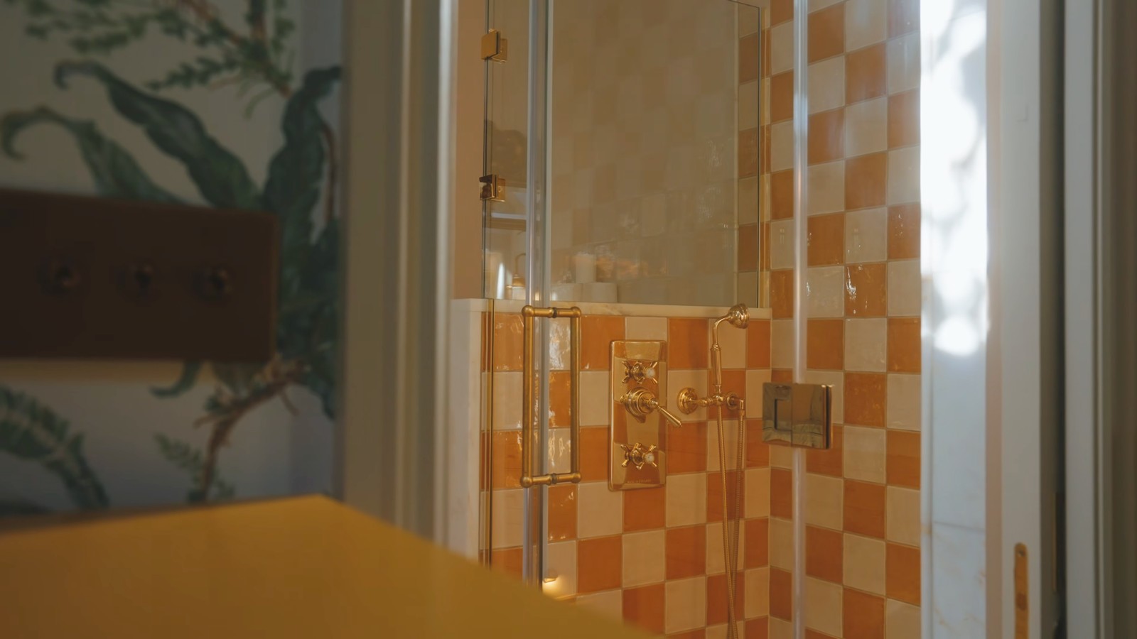 Warm-toned checkerboard tiles and decorative wall finishes